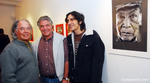 Roberto Alem junto con Alfredo Roca y Juan Carlos Gómez durante la muestra pictórica "Tentayape, patrimonio de vida", junio del 2010. | Foto Los Tiempos