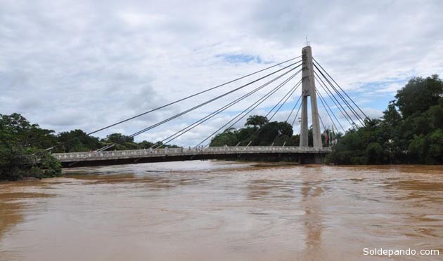 Imagen reciente del río Acre bajo el Puente de la Amistad que conecta las ciudades de Cobija y Brasiléia. A a punto de sobrepasar un nivel de 11 metros amenazando con un inminente desborde nuevamente este año. | Foto Gobernación de Pando