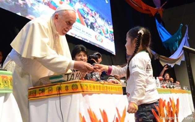 El papa saluda a una niña "camba" en la reunión con los Movimientos Populares de la Iglesia. | Foto ABI
