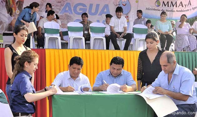 El Presidente observa desde su tarima la firma del Convenio entre el Gobernador y el Alcalde junto a la Ministra de Agua y Medio Ambiente. | Foto ABI