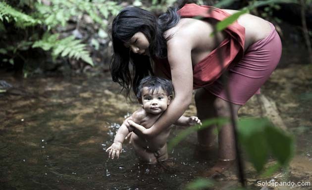 En Brasil, las madres de la tribu awá, uno de los dos únicos pueblos indígenas nómadas de cazadores-recolectores que quedan en el país vecino, practican su maternidad en constante relación con el río. | Foto Survival