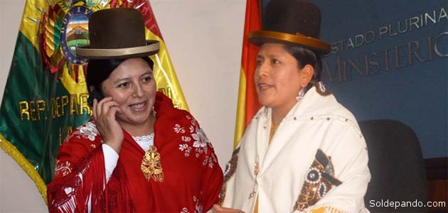La magistrada Mónica Limachi Rosas, con mantilla roja, y la ministra Virginia Velazco Condori, abogadas aymaras en la función pública del Estado Plurinacional. | Fotomontaje Sol de Pando 