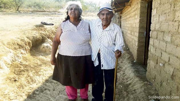 Eligio Carrasco, de 111 años recién cumplidos, junto a su actual esposa Imelda Vilchez de 75 años. | Foto La República.pe