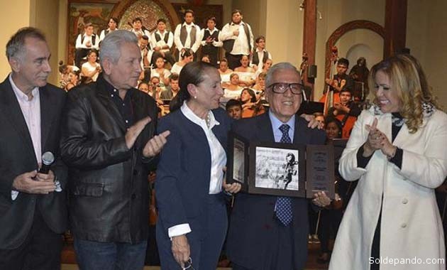 El Dr. Germán Araúz con el galardón, junto a Bolivar Carvalho, el gobernador Rubén Costas, María Sarah Mansilla y Angélica Sosa. | Foto Souza Infantas | Apac
