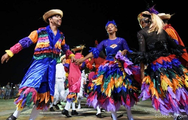 A sincronia da dança, a euforia das equipes, o figurino e outros aspectos estão encantando as famílias que passam por la Gameleira. | Foto Diego Gurgel