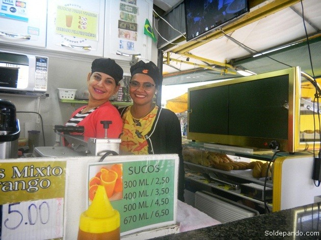 Dos simpáticas "mozas" en uno de los puestos de “salgados” y “sucos” más concurridos del mercado central de Rio Branco. | Foto Sol de Pando
