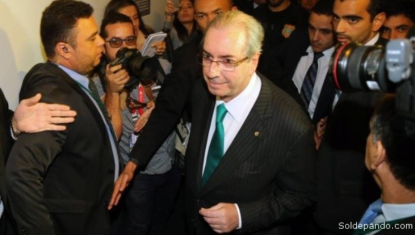 El político anunció su renuncia entre lágrimas. | Foto O Globo